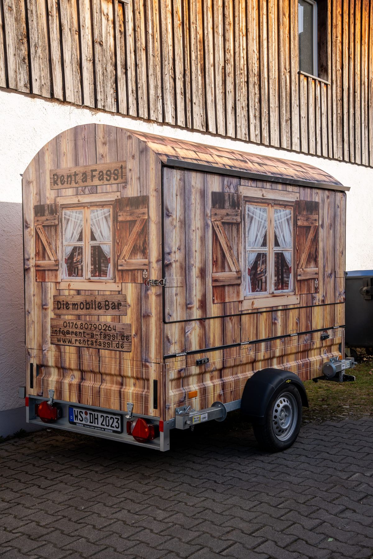 Mobile Bar geschlossen Rückseite mit Fenstern