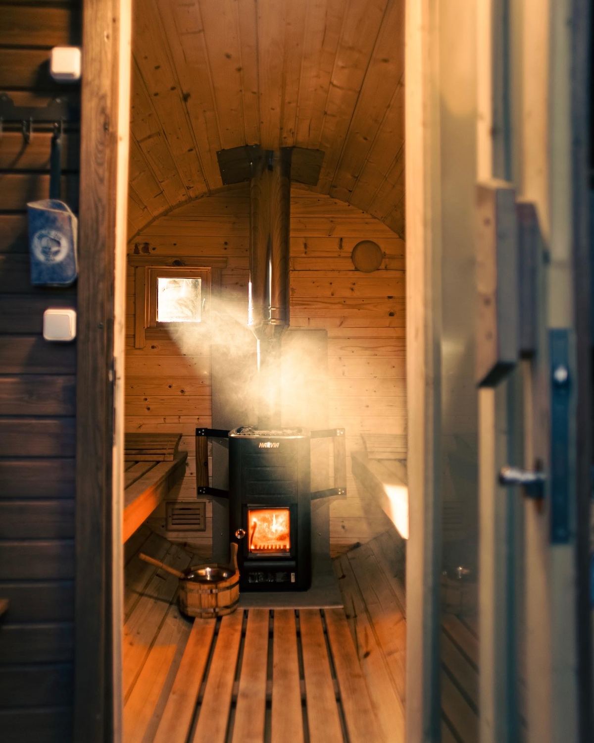 Fasssauna Innenraum mit Harvia Ofen und Dampf